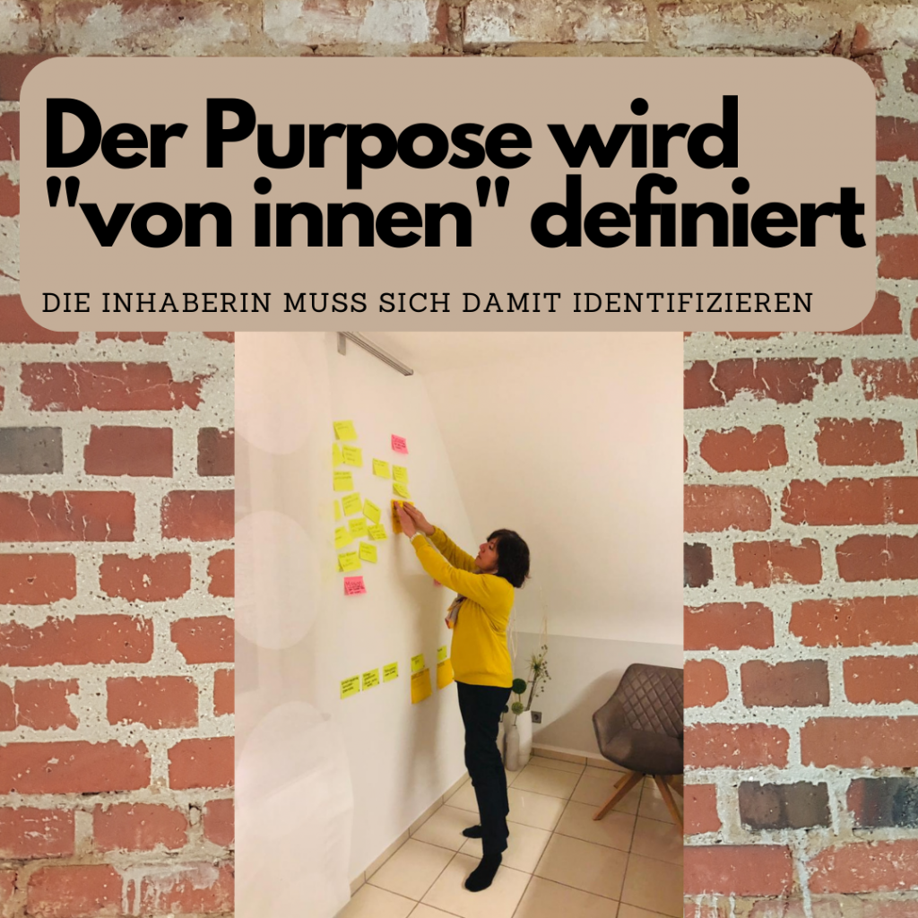 Die Inhaberin von Schenken und Genießen, Brigitte Rella-Soller, hängt ihre gelben Post its mit Stichworten zum Purpose an eine weiße Wand.